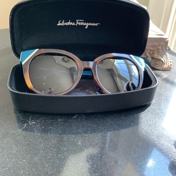 Salvatore Ferragamo sunglasses style SF836S